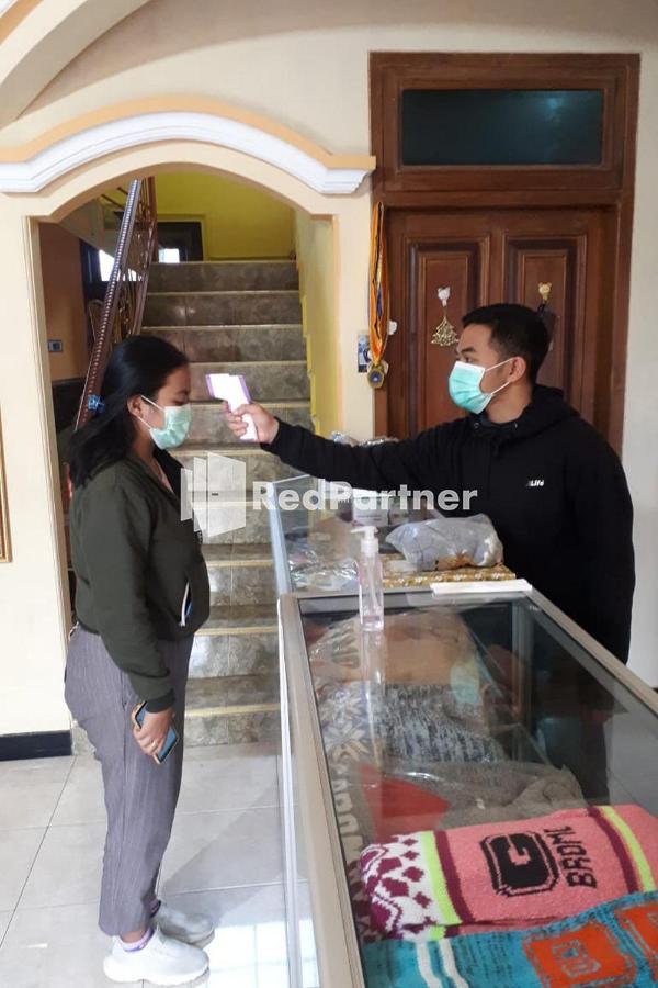 Bromo Indah Lestari Homestay RedPartner Pasuruan Bagian luar foto